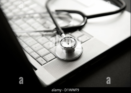 Stethoscope on laptop computer keyboard Banque D'Images