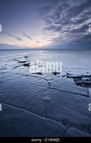 Kimmeridge Bay sur la côte jurassique du Dorset. La région est connue pour les fossiles et a été protégée par l'UNESCO. Banque D'Images