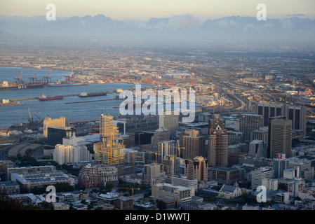 Soir Vue aérienne de Cape Town centre-ville, le port et les montagnes Hottentots Holland en arrière-plan. Banque D'Images