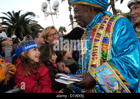 Le roi Baltasar bienvenue les enfants et prend les enfants des lettres de vœux, le jour de l'Épiphanie Barcelona Banque D'Images