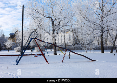 Aire de jeux vides d'arbres couverts de givre sur rue dans petit village rural d'oublier la Saskatchewan Canada Banque D'Images