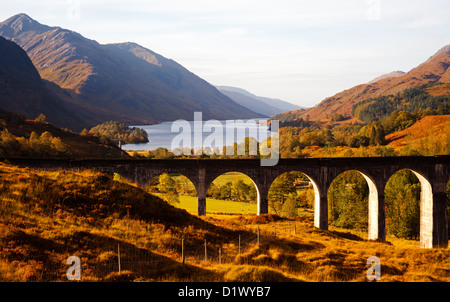 Viaduc de Glenfinnan en automne avec Loch Shiel en arrière-plan, Lochaber, Écosse, Royaume-Uni, Europe Banque D'Images