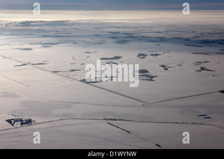 Vue aérienne de prairies couvertes de neige isolées et éloignées du Canada Terres agricoles en Saskatchewan Banque D'Images