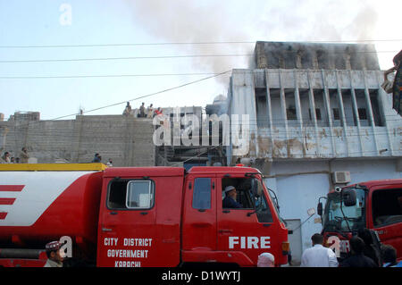 Les pompiers d'éteindre le feu dans une usine chimique qui a pris feu en raison de l'explosion chimique pendant les heures de travail, dans la zone industrielle de Korangi à Karachi le lundi, Janvier 07, 2013 Banque D'Images