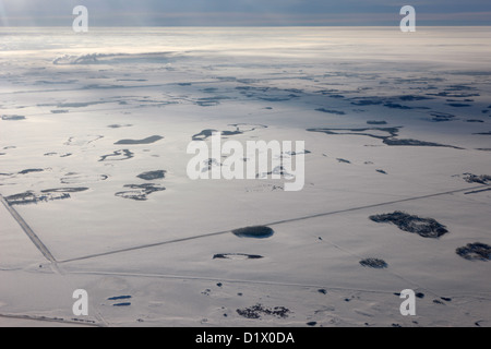 Vue aérienne de prairies couvertes de neige isolées et éloignées du Canada Terres agricoles en Saskatchewan Banque D'Images