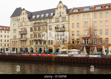 Riverside élégant bâtiments avec restaurants et bars au Schiffbauerdamm de partout dans la rivière Spree à Berlin, Allemagne Banque D'Images