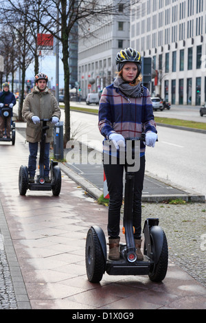 Les touristes à une visite de la ville à cheval sur les transporteurs Segway i2 le long de l'Ebert Strasse, Berlin, Allemagne, Europe. Banque D'Images