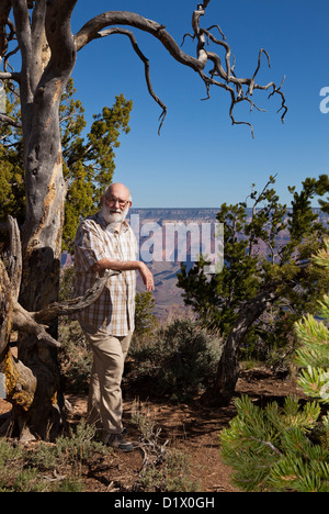 Un touriste britannique debout sur le Grand Canyon en Arizona USA Banque D'Images