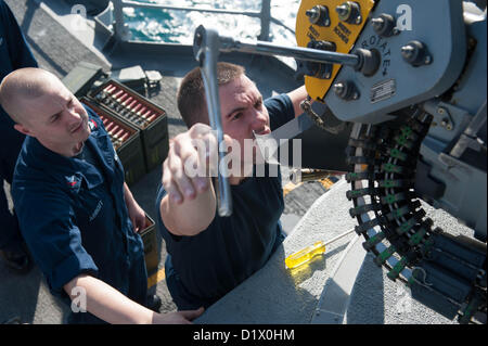 (Janvier 1985). 7, 2013) ) - 2e classe Controlman Feu Christopher Martin, de Franklin, Ky., montre Fire Controlman 2e classe Joel Abbott, de Cleveland, Tennessee, comment charger des coups de canon sur un système Système d'armes (CIWS) à bord de la classe Ticonderoga croiseur lance-missiles USS Mobile Bay (CG 53). La baie de Mobile est déployé avec le John C. Stennis Strike Group pour la 5e Flotte des États-Unis zone de responsabilité des opérations de sécurité maritime, les efforts de coopération en matière de sécurité dans le théâtre et missions d'appui pour l'opération Enduring Freedom. (U.S. Photo par marine Spécialiste de la communication de masse 2e classe Armando Gonzales/ Banque D'Images