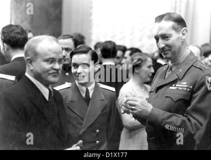 Le ministre soviétique des Affaires étrangères VIATCHESLAV MOLOTOV (à gauche) avec nous Le Général Mark Clark (à droite) à mars 1947 réception à Moscou Banque D'Images