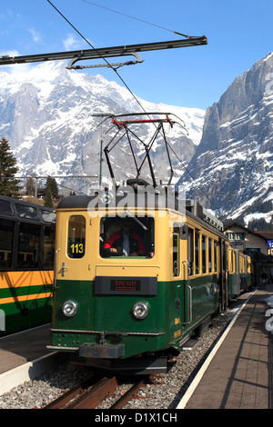 Les trains suisses dans la station de ski de Grindelwald, Suisse, Alpes, Jungfrau Aletsch, Oberland Bernois, Suisse, Europe Banque D'Images