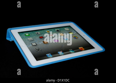 Un Ipad blanc 3e génération avec écran Retina sur un fond noir Banque D'Images