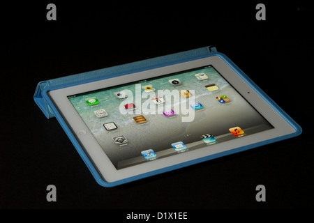 Un iPad avec écran Retina blanc sur fond noir Banque D'Images