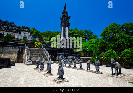 Rangées de statues mandarin la garde côtière weathered tombeau de l'Empereur Khai Dinh, Hue, Vietnam, Asie Banque D'Images