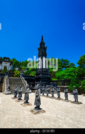 Rangées de statues mandarin la garde côtière weathered tombeau de l'Empereur Khai Dinh, Hue, Vietnam, Asie Banque D'Images