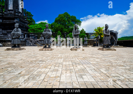 Rangées de statues mandarin la garde côtière weathered tombeau de l'Empereur Khai Dinh, Hue, Vietnam, Asie Banque D'Images