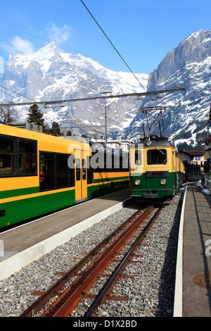 Les trains suisses dans la station de ski de Grindelwald, Suisse, Alpes, Jungfrau Aletsch, Oberland Bernois, Suisse, Europe Banque D'Images