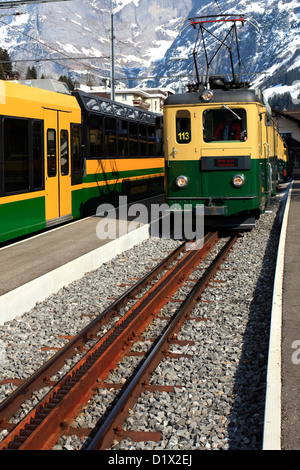 Les trains suisses dans la station de ski de Grindelwald, Suisse, Alpes, Jungfrau Aletsch, Oberland Bernois, Suisse, Europe Banque D'Images