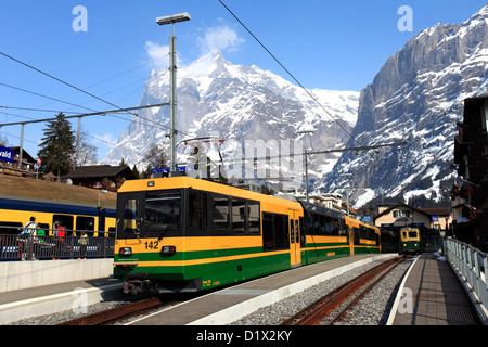 Les trains suisses dans la station de ski de Grindelwald, Suisse, Alpes, Jungfrau Aletsch, Oberland Bernois, Suisse, Europe Banque D'Images