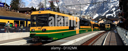 Les trains suisses dans la station de ski de Grindelwald, Suisse, Alpes, Jungfrau Aletsch, Oberland Bernois, Suisse, Europe Banque D'Images