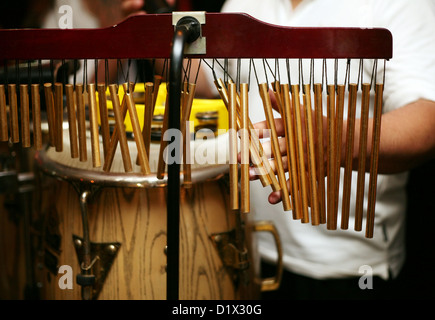 Le batteur joue sur les percussions musique vivante Banque D'Images