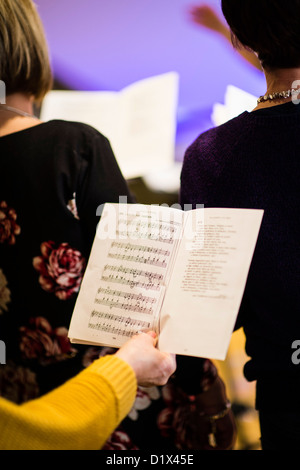 Un petit chœur amateur des chants de Noël en gallois, Aberystwyth, Pays de Galles, Royaume-Uni Banque D'Images