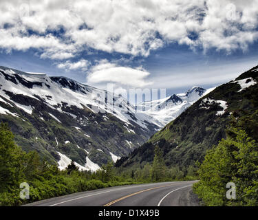 29 juin 2012 - péninsule de Kenai, Alaska, États-Unis - le spectaculaire paysage de montagnes couvertes de neige le long de la route menant à la vallée de Portage Portage Lake et son glacier, l'attraction touristique la plus visitée en Alaska, sur la péninsule de Kenai dans la Chugach National Forest. (Crédit Image : © Arnold Drapkin/ZUMAPRESS.com) Banque D'Images