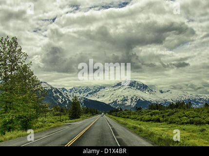 29 juin 2012 - péninsule de Kenai, Alaska, États-Unis - Approche d'une imposante chaîne de montagnes enneigées au volant du sud sur l'autoroute de Seward pittoresque dans la forêt nationale de Chugach. Une forêt nationale désignée Scenic Byway, un All-American Road et un Scenic Byway, l'ALASKA Seward Highway exécute 127 miles [204 km] de mouillage à Seward à travers la péninsule Kenai Chugach State Park, la Forêt Nationale de Chugach, et une vitrine de la beauté naturelle et la diversité des paysages dans le centre-sud de l'Alaska. (Crédit Image : © Arnold Drapkin/ZUMAPRESS.com) Banque D'Images