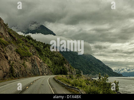 29 juin 2012 - péninsule de Kenai, Alaska, États-Unis - Approche d'une imposante chaîne de montagnes enneigées au volant du sud sur l'autoroute de Seward pittoresque dans la forêt nationale de Chugach. Une forêt nationale désignée Scenic Byway, un All-American Road et un Scenic Byway, l'ALASKA Seward Highway exécute 127 miles [204 km] de mouillage à Seward à travers la péninsule Kenai Chugach State Park, la Forêt Nationale de Chugach, et une vitrine de la beauté naturelle et la diversité des paysages dans le centre-sud de l'Alaska. (Crédit Image : © Arnold Drapkin/ZUMAPRESS.com) Banque D'Images