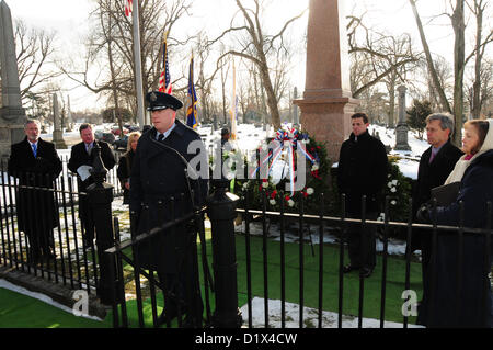 Le Colonel Kevin Rogers, commandant de l'entretien de la Garde nationale aérienne de New York's 107th Airlift Wing, placé la couronne au nom du Président Barack Obama au cimetière Forest Lawn à Buffalo pour honorer l'ancien président américain, Millard Fillmore NY le 7 janvier 2013 (Air National Guard Photo/capitaine principal Sgt Ray Lloyd) Banque D'Images