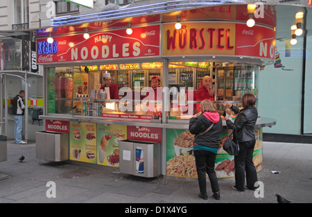 Un fast-food et Wurstel stand de nouilles à Vienne, Autriche. Banque D'Images