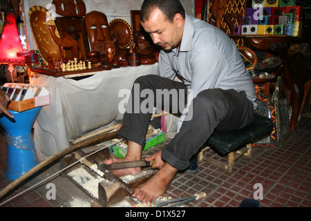 Sculpteur sur bois du marché au Maroc Banque D'Images