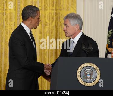 Washington, District of Columbia, États-Unis Le 7 janvier 2013. La Maison Blanche- Washington DC..Le Président Barack Obama nomme l'ancien sénateur Chuck Hagel du Nebraska (à gauche) pour le ministre de la défense et contre-conseiller. Credit : Christy Bowe/Globe Photos/ZUMAPRESS.com/Alamy Live News Banque D'Images