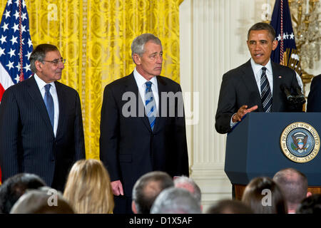 Le président américain Barack Obama annonce le nouveau Secrétaire de la défense de l'ancien sénateur Chuck Hagel (2e à gauche) comme secrétaire à la Défense Leon Panetta ressemble à à l'Est Prix de la Maison Blanche le 7 janvier 2013 à Washington, DC. Banque D'Images