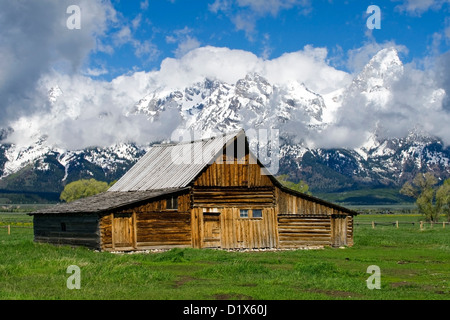 Une grange historique sur Mormon Row dans le Grand Teton National Park, avec des nuages, le Wyoming. Banque D'Images