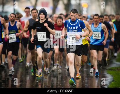 Coureurs amateurs en compétition dans une course sur route de 10 km sous la pluie, Aberystwyth Wales UK Banque D'Images