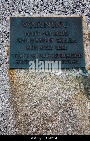 Une plaque de cuivre ou de bronze en métal, d'avertissement "Blessures et la mort ont récompensé la négligence des voyants ici' à Peggy's Cove Banque D'Images