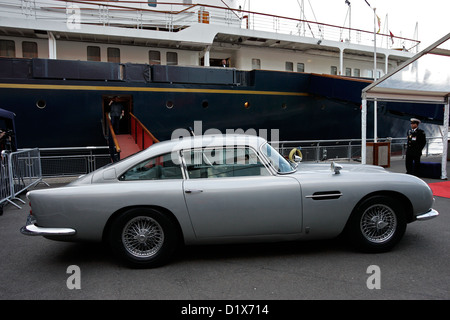 L'original James Bond Aston Martin DB5 (Suisse sportives plaques signalétiques) stationné à côté du Yacht Royal Britannia Banque D'Images