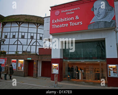 Le Théâtre du Globe de Shakespeare au cours de la Douzième Nuit festival le 6 janvier 2012, Riverwalk Bankside, Londres, Angleterre, Royaume-Uni. La Douzième Nuit est une célébration saisonnière annuelle tenue dans la région de London Bankside. C'est une célébration de la nouvelle année, le mélange de coutumes saisonnières antique contemporain avec festivité. Banque D'Images