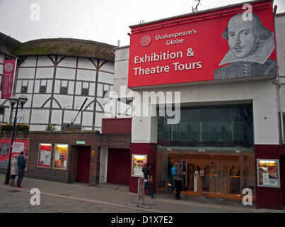 Le Théâtre du Globe de Shakespeare au cours de la Douzième Nuit festival le 6 janvier 2012, Riverwalk Bankside, Londres, Angleterre, Royaume-Uni. La Douzième Nuit est une célébration saisonnière annuelle tenue dans la région de London Bankside. C'est une célébration de la nouvelle année, le mélange de coutumes saisonnières antique contemporain avec festivité. Banque D'Images