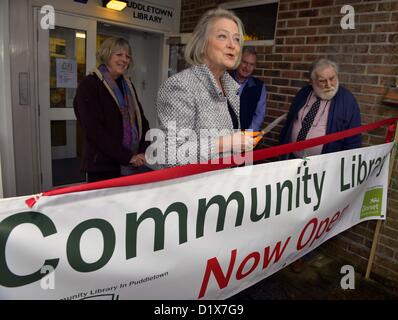 Kate Adie correspondant de guerre alors qu'elle re-ouvert bibliothèque Puddletown dans le Dorset, Angleterre. Bénévoles de la Communauté sont la prise en charge de la petite bibliothèque du village après le conseil de comté coupé le financement. Le 7 janvier, 2013 Photo par : SERVICE DE PRESSE DE DORSET Banque D'Images