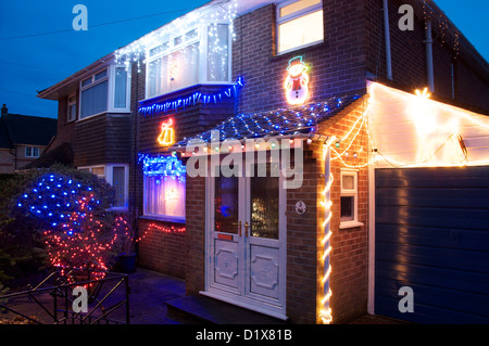 Illuminations de Noël. Comme la longue nuit d'hiver, les lumières de Noël festif à égayer cette maison jumelée à Dorchester, Dorset, Angleterre. UK. Banque D'Images