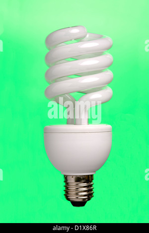 Close up d'une ampoule fluorescente, isolé sur fond vert Banque D'Images
