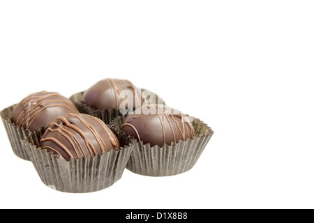 Groupe de 4 truffes au chocolat noir bon bon avec milkk tourbillons chocolat isolé sur fond blanc Banque D'Images