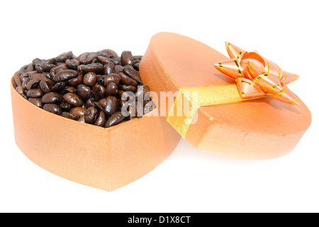 Les grains de café torréfié en boîte cadeau en forme de coeur sur le côté isolé sur fond blanc Banque D'Images