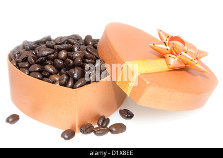 Les grains de café torréfié en boîte cadeau en forme de coeur Vue de côté avec des haricots à l'extérieur isolé sur fond blanc Banque D'Images