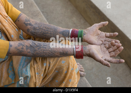 Tatouages typique sur les bras de la femme, de la tribu Gond, Gadchiroli, Maharashtra, Inde. Banque D'Images