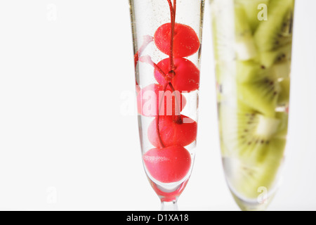 Couper les fruits en verres de champagne Banque D'Images