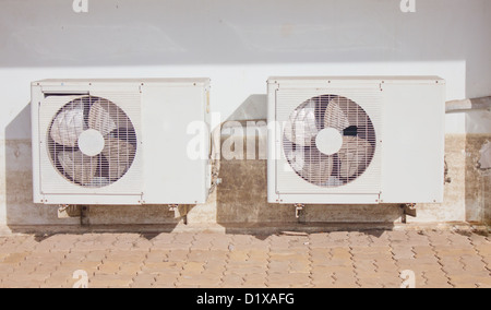 Condenseurs de climatisation à l'extérieur de l'immeuble avec mur sale. Banque D'Images