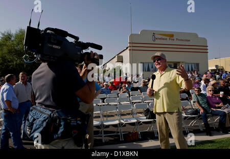 7 janvier 2012 - Fichier - icône de la télévision publique de la Californie Huell Howser est décédé, sa station de longue date, a déclaré lundi, une annonce qui a déclenché une avalanche de sincères condoléances à partir de ses fans dans le Golden State et au-delà. Il a été 67. La California native tranquillement à la fin de novembre à la retraite après 25 ans au cours de laquelle il est devenu un nom de ménage dans son état adopté en tant qu'hôte du ''California's Gold'' et autres récits télévisés sur KCET. Il est décédé dimanche soir à son domicile dans la région de Los Angeles. Sur la photo : 15 octobre, 2010 - Taft, California, USA - animateur de télévision PBS HUELL HOWSER tapes son intro pour son d Banque D'Images